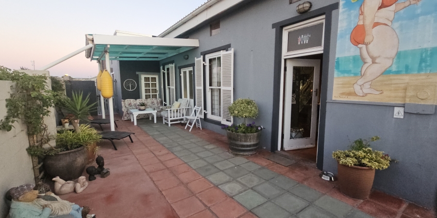 6 Bedroom Property for Sale in Middedorp Western Cape